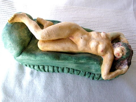 Schlafende auf grünem Sofa