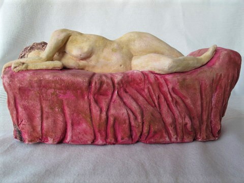 Schlafende auf rotem Sofa