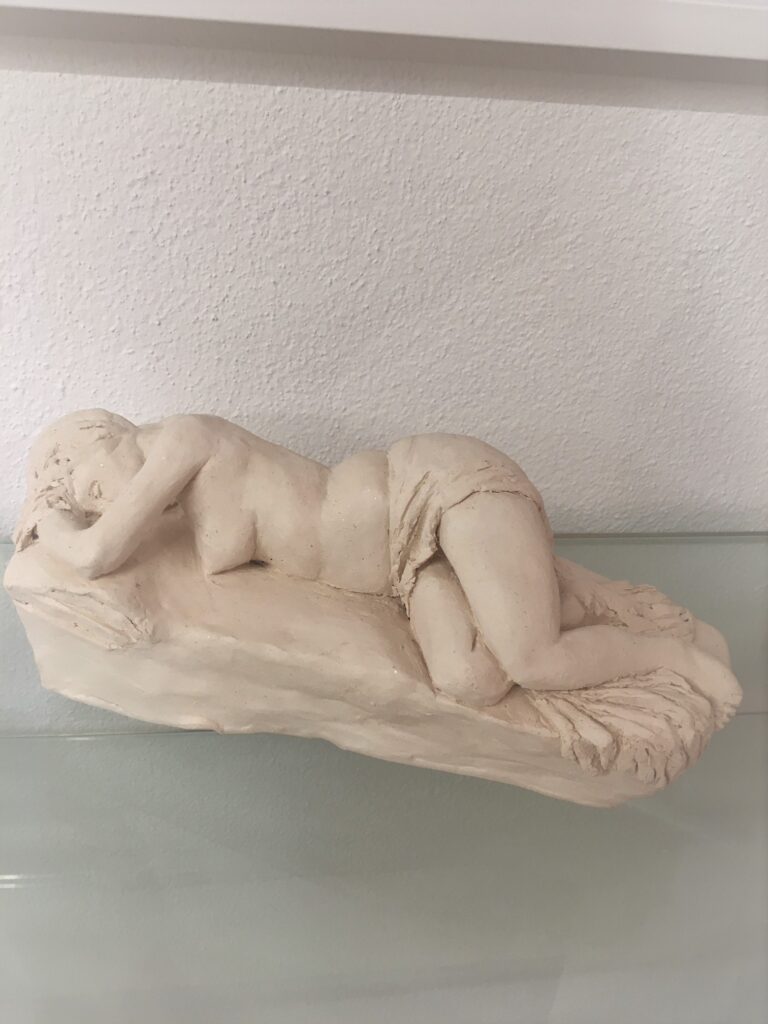 Schlafende auf weissem Sofa