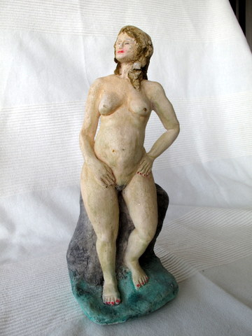 Lady 2 / Frau auf Baumstamm